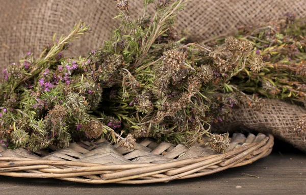 Tijm kruid op houten tafel op bruine achtergrond — Stockfoto