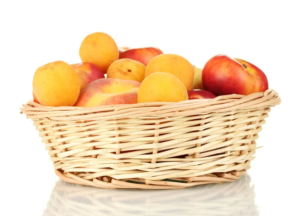 Спелые плоды в корзине изолированы на белом — стоковое фото