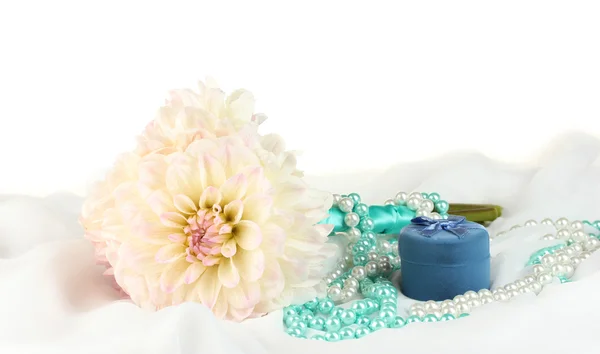Bouquet de mariage de dahlias blanches et une boîte sur mousseline blanche close-up — Photo