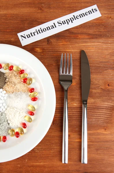 Suplementos nutricionales sobre fondo de madera de cerca — Foto de Stock