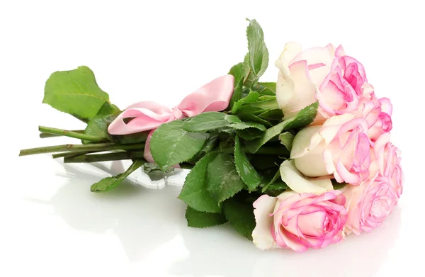 Bellissimo bouquet di rose rosa isolato su bianco — Foto Stock