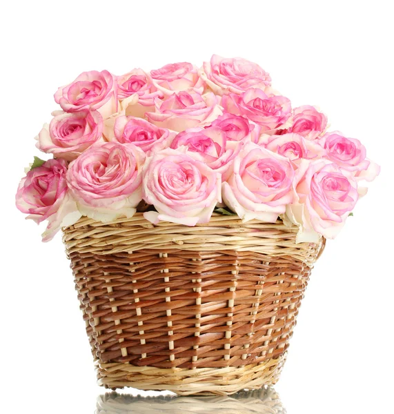Beau bouquet de roses roses dans le panier, isolé sur blanc — Photo