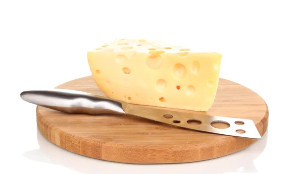 Savoureux fromage et couteau sur planche de bois isolé sur blanc — Photo