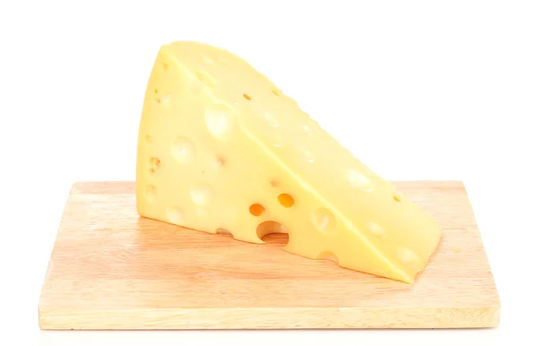 Вкусный сыр на деревянной доске, изолированный на белом — стоковое фото