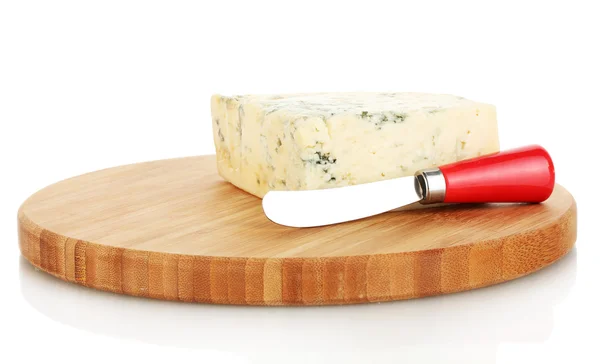 Brânză cu mucegai și cuțit pe placa de tăiere izolată pe backgroun alb — Fotografie, imagine de stoc