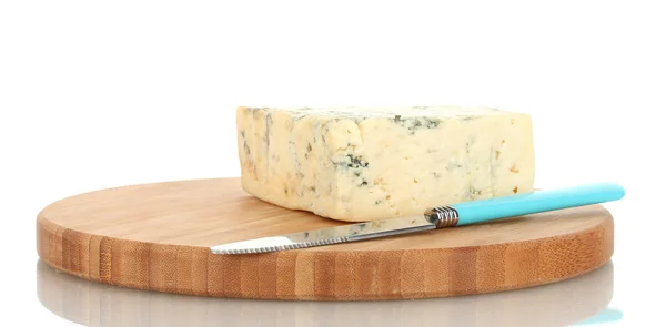 Сыр с плесенью и ножом на разделочной доске изолирован на белой спинке — стоковое фото