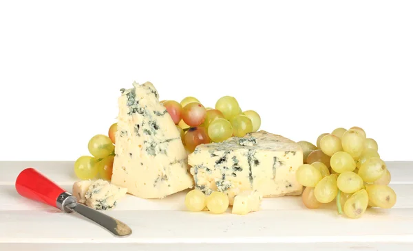 Композиция из голубого сыра и винограда на белом фоне крупным планом — стоковое фото