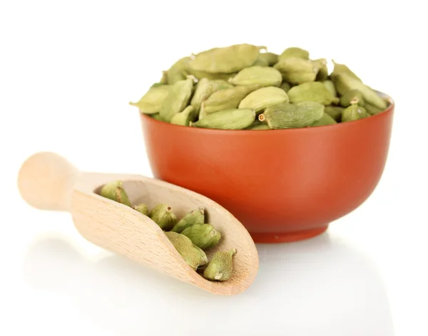 Cardamomo verde en cuenco cerámico aislado en primer plano blanco —  Fotos de Stock