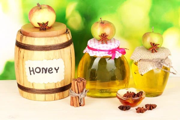 Μέλι και τα μήλα με κανέλα στο ξύλινο τραπέζι στο φυσικό περιβάλλον — Φωτογραφία Αρχείου