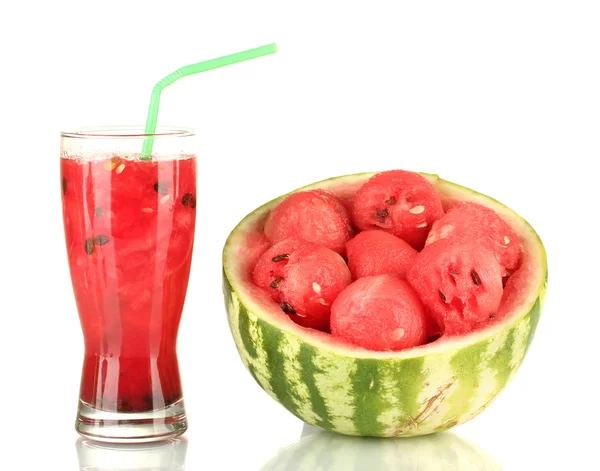 Ein Glas frischen Wassermelonensaft und eine halbe Wassermelone isoliert auf weiß — Stockfoto