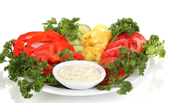 Нарезанные овощи и соус на тарелке изолированы на белом — стоковое фото