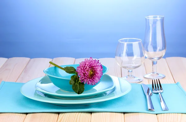 Table setting on bright background close-up — Stockfoto