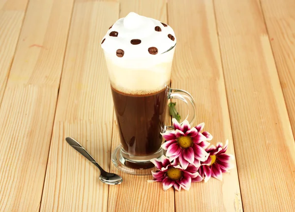 Segelas kopi segar awith bunga koktail pada latar belakang kayu — Stok Foto