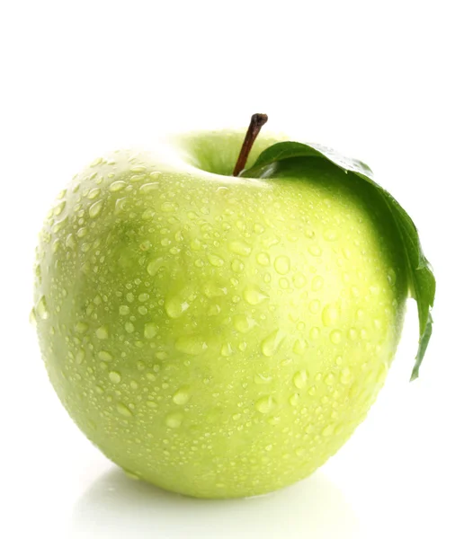 Zralé zelené jablko s listy izolované na bílém — Stock fotografie