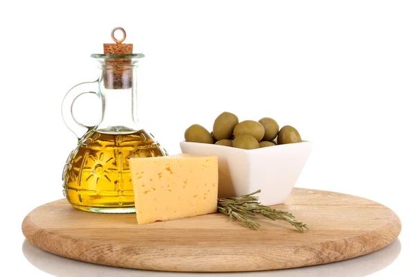 Gröna oliver i vit skål med rosmarin, olivolja, ost på isol — Stockfoto