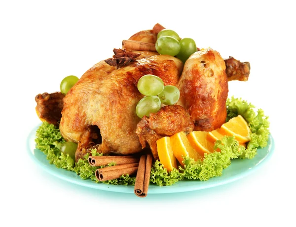 Whole roasted chicken with lettuce, grapes, oranges and spices on blue plat — Stock Photo, Image