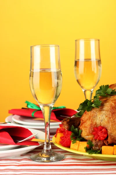 Banquet table with roast chicken on orange background close-up. Thanksgivin — Stock Photo, Image