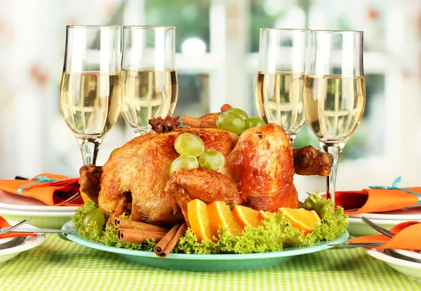 Mesa de banquete com frango assado e copos de vinho. Dia de Ação de Graças — Fotografia de Stock