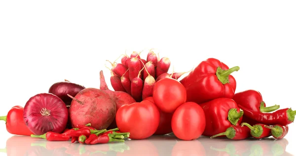 Légumes rouges frais isolés sur blanc — Photo