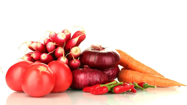 Légumes rouges frais isolés sur blanc — Photo