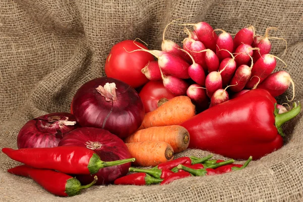 Legumes vermelhos frescos no fundo saco — Fotografia de Stock