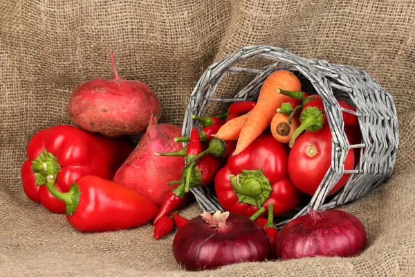 Färska röda grönsaker på säckväv bakgrund — Stockfoto