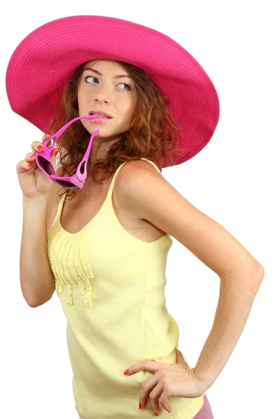 Sonriente hermosa chica con sombrero de playa y gafas aisladas en blanco — Foto de Stock