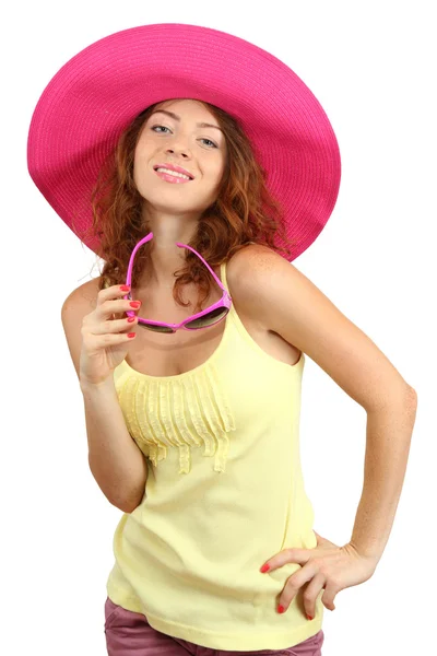 Sorridente bella ragazza con cappello da spiaggia e occhiali isolati su bianco — Foto Stock