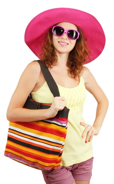 Plaj şapka ve çanta üzerinde beyaz izole gülümseyen güzel kız — Stok fotoğraf