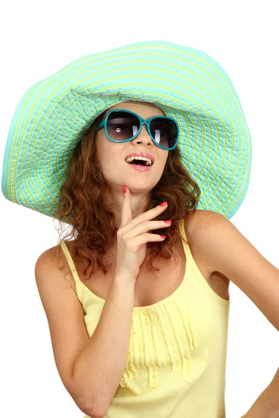Χαμογελώντας όμορφη κοπέλα με παραλία καπέλο και γυαλιά που απομονώνονται σε λευκό — Φωτογραφία Αρχείου