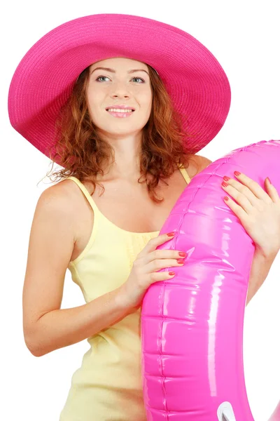 Sorridente bella ragazza con cappello da spiaggia e anello di gomma isolato su bianco — Foto Stock