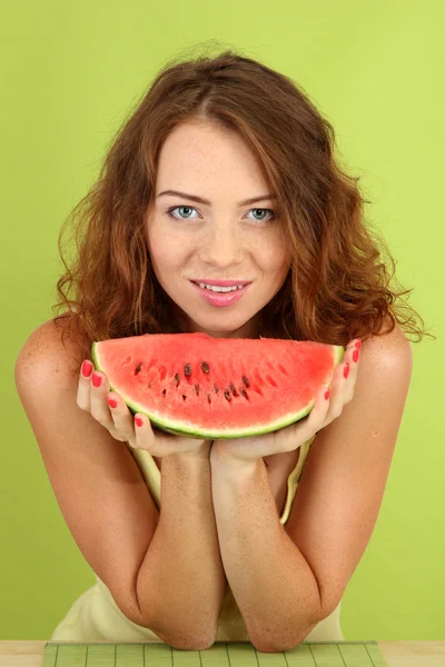 Lachende mooi meisje met watermeloen op groene achtergrond — Stockfoto