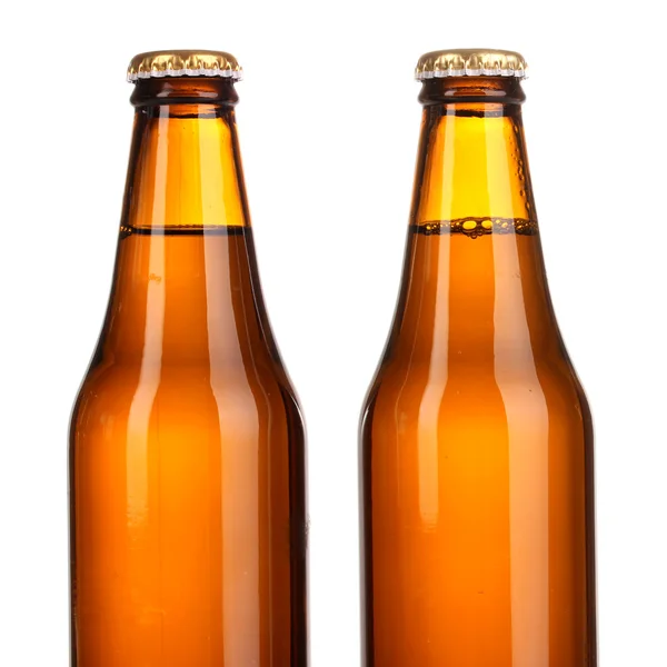 Dos botellas de cerveza aisladas en blanco — Foto de Stock