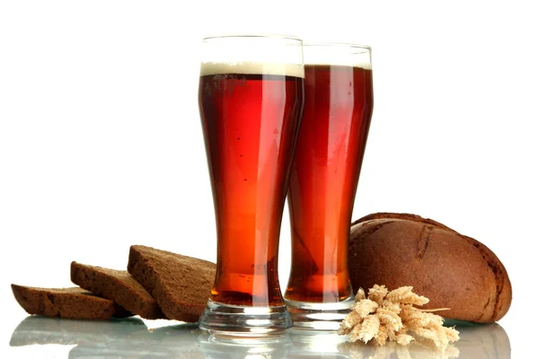 Two glasses of kvass and rye breads with ears, isolated on white — Stock Photo, Image