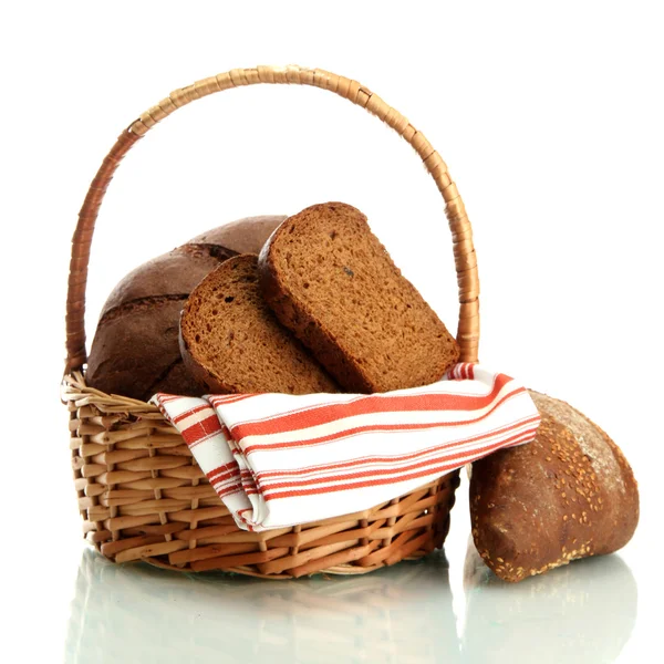 Pain de seigle savoureux dans le panier, isolé sur blanc — Photo