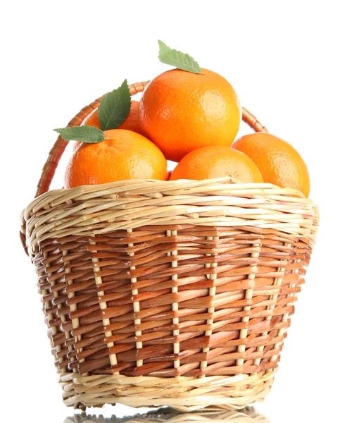 Tangerinas com folhas em uma bela cesta isolada em branco — Fotografia de Stock