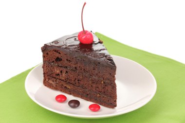 çikolata sacher pastası yakın çekim üzerinde beyaz izole