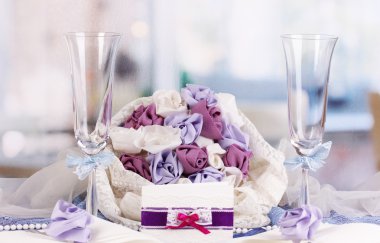 muhteşem düğün masa Restoran arka plan mor renkte hizmet veren.