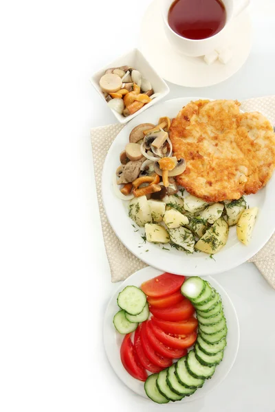 Gebratenes Hühnerschnitzel mit gekochten Kartoffeln und Pilzen, Tasse Tee isolieren — Stockfoto