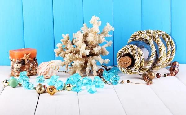 Dekor von Muscheln auf Holztisch auf blauem Holzhintergrund — Stockfoto