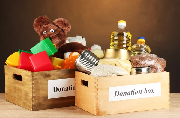 捐款箱食品和儿童玩具上棕色背景特写 — 图库照片