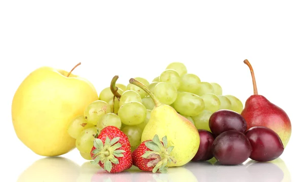 Mix van rijpe zoete vruchten en bessen geïsoleerd op wit — Stockfoto