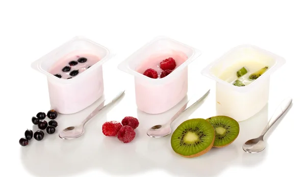 Yogourt aux fruits et baies isolés sur blanc — Photo