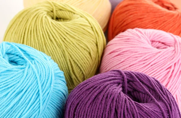 örgü iplik üzerinde beyaz izole