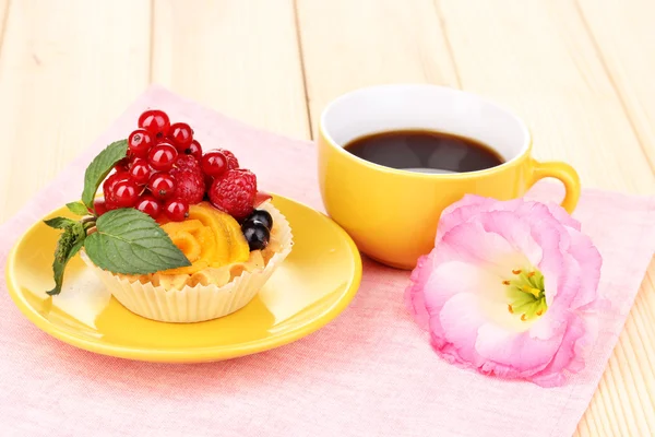 Dulcet pastel con frutas y bayas en la mesa de madera —  Fotos de Stock