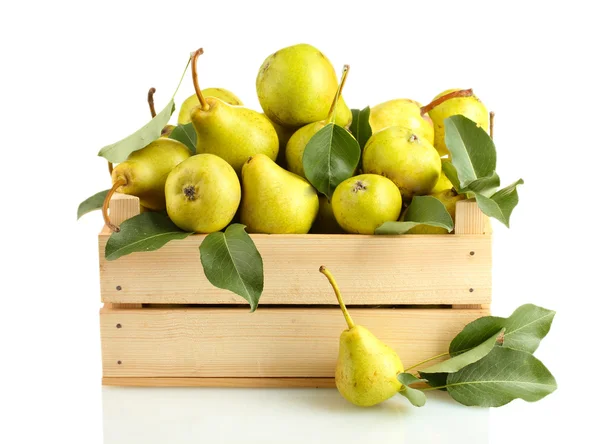 Saftige aromatische Birnen in Schachtel isoliert auf weiß — Stockfoto