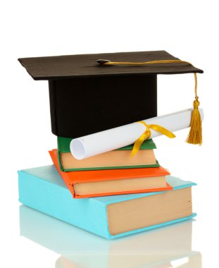 Grad hoed en diploma met boeken geïsoleerd op wit