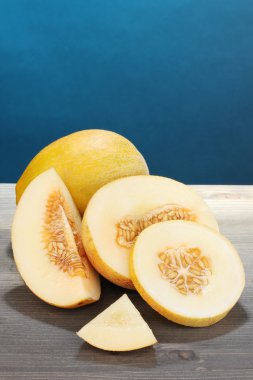 ahşap masa mavi zemin üzerine olgun karpuz kestim