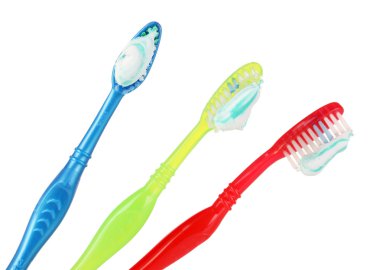 Camdaki diş fırçaları beyaza izole edilmiş.