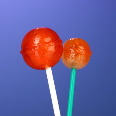 koyu mavi renkli yakın çekim üzerinde parlak ve lezzetli lolipop